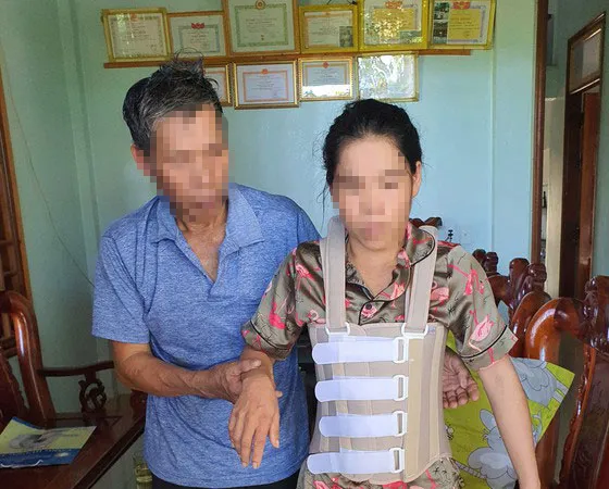 Chị Anh bị đánh chấn thương 5 đốt sống, sau khi ra viện phải ở nhà nhà bố mẹ đẻ, mọi sinh hoạt phải có người dìu