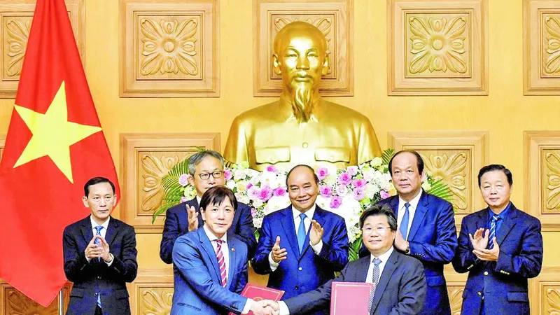 Thủ tướng Nguyễn Xuân Phúc chứng kiến lễ trao thỏa thuận hợp tác giữa Cục Đầu tư nước ngoài (Bộ KH-ĐT) và JETRO. Ảnh: VIẾT CHUNG