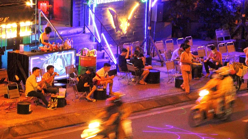 Quán beer club DOPE lấn chiếm hết vỉa hè trước nhà số 242 Phạm Văn Đồng, phường 1, quận Gò Vấp, TPHCM. Ảnh: HOÀNG HÙNG