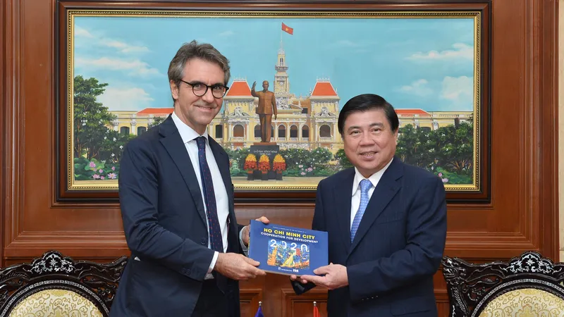 Đồng chí Nguyễn Thành Phong tại buổi tiếp ông Giorgio Aliberti. Ảnh: VIỆT DŨNG
