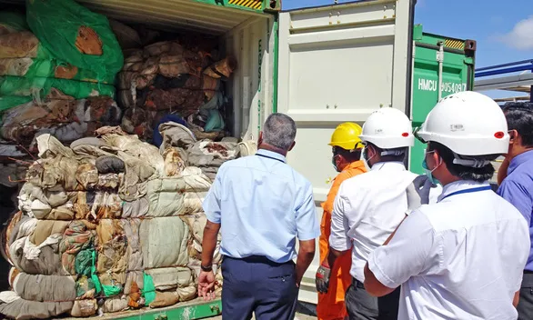 Sri Lanka trả lại Anh 21 container chất thải