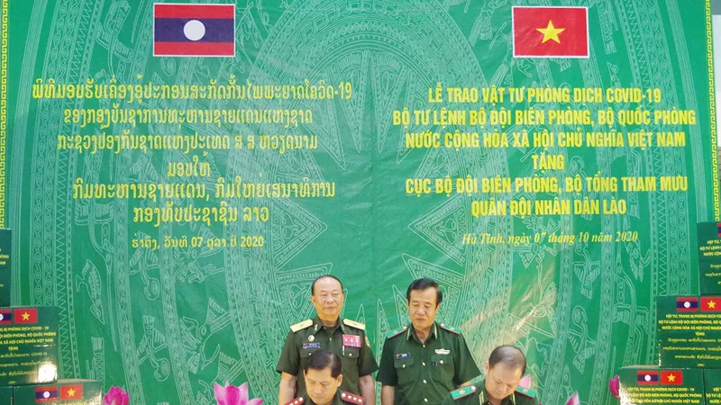 Lãnh đạo Bộ đội Biên phòng hai nước Việt Nam - Lào ký biên bản bàn giao và tiếp nhận vật tư y tế