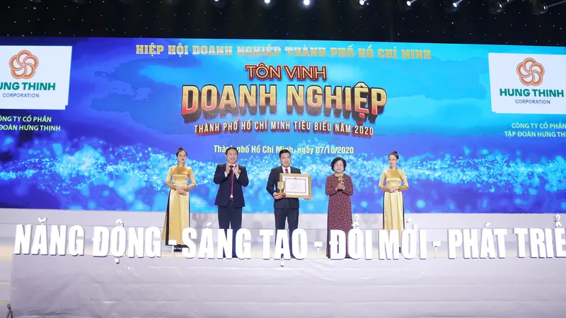 Nguyên Phó Chủ tịch nước Trương Mỹ Hoa và Phó Chủ tịch UBND TPHCM Dương Anh Đức tuyên dương Công ty cổ phần tập đoàn Hưng Thịnh - thuộc Top 100 Doanh nghiệp tiêu biểu