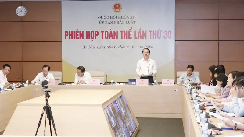 Chủ nhiệm Ủy ban Pháp luật của Quốc hội Hoàng Thanh Tùng phát biểu tại phiên họp. Ảnh: TTXVN