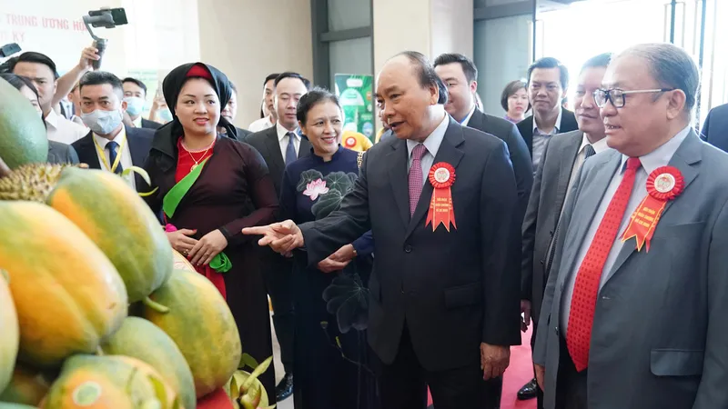 Thủ tướng Nguyễn Xuân Phúc tham quan khu triển lãm tại Đại hội Hội Nông dân Việt Nam. Ảnh: QUANG PHÚC