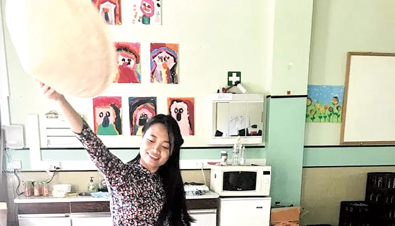 Cô Liên giới thiệu về Việt Nam với các bé mẫu giáo