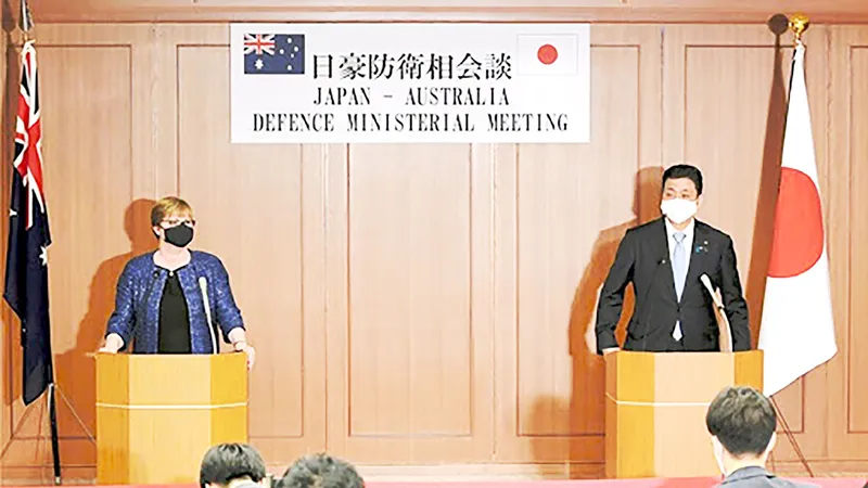 Bộ trưởng Quốc phòng Australia Linda Reynolds (trái) với Bộ trưởng Quốc phòng Nhật Bản Kishi Nobuo