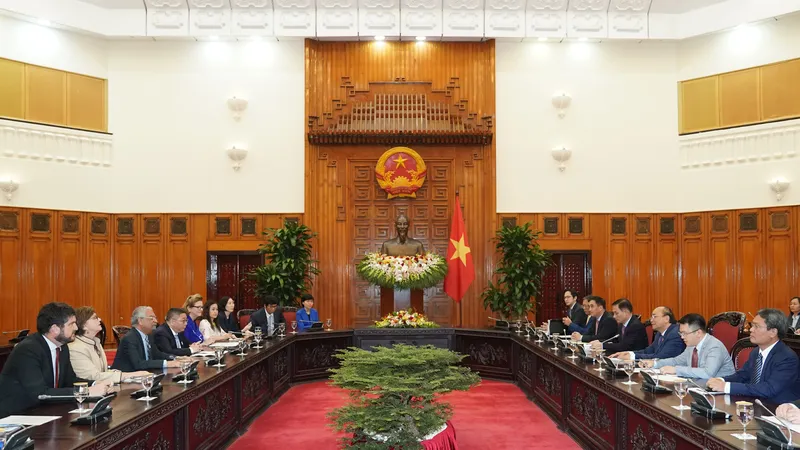 Thủ tướng Nguyễn Xuân Phúc tiếp Điều phối viên Liên Hợp Quốc, ông Kamal Malhotra và Trưởng đại diện các tổ chức LHQ tại Việt Nam chiều 21/10. Ảnh VGP/Quang Hiếu