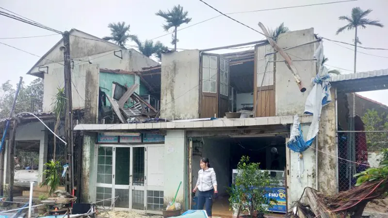 Sau bão, người dân trở về trong tan hoang