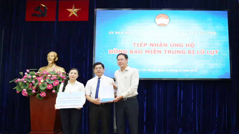 EVNHCMC ủng hộ đồng bào miền Trung 1,5 tỷ đồng