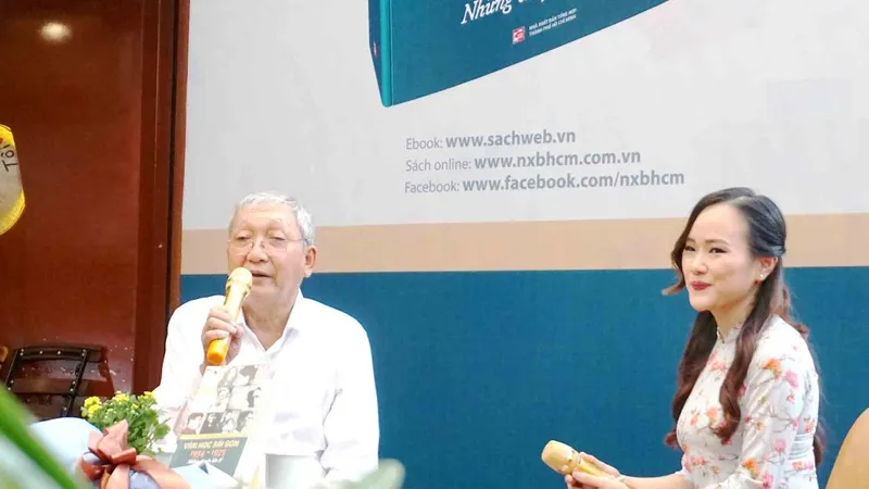 Nhà văn Lê Văn Nghĩa trong chương trình ra mắt tác phẩm mới, được tổ chức tại Đường sách TPHCM