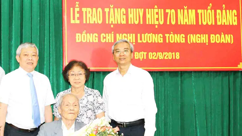 Đồng chí Nghị Đoàn khi nhận Huy hiệu 70 năm tuổi Đảng 