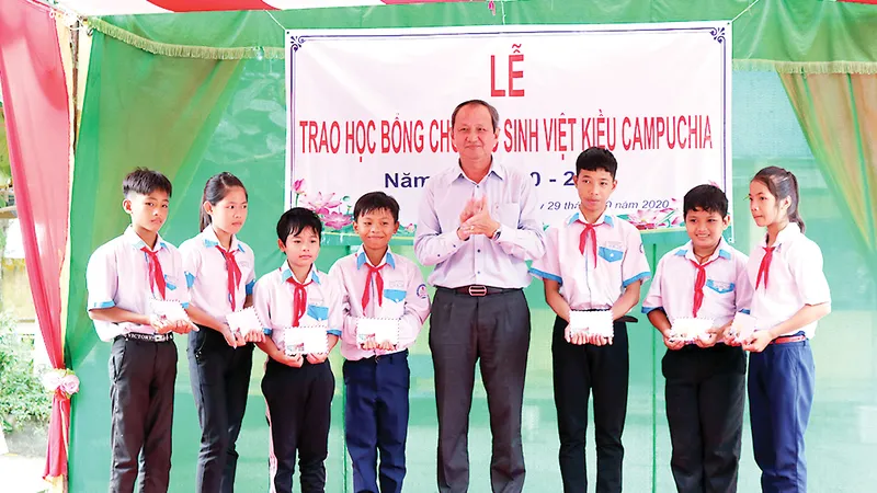 Ông Lưu Hoàng Tân - Chủ tịch, Giám đốc Công ty TNHH MTV Xổ số kiến thiết Đồng Tháp trao học hổng cho các em
