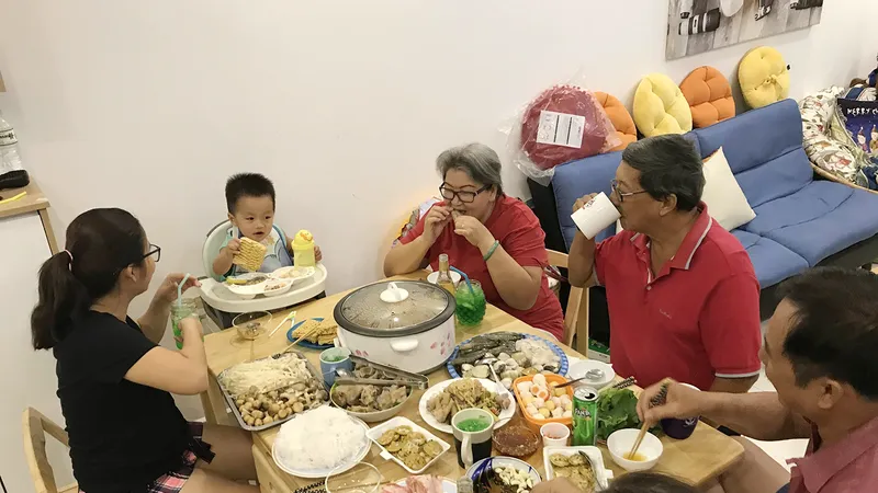 Giảm muối trong các bữa ăn hàng ngày giúp đẩy lùi bệnh tật. Ảnh: HOÀNG HÙNG