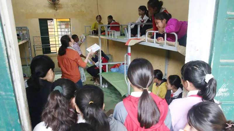 Học sinh Trường THCS liên xã Cà Dy - Tà Bhing nhận sách vở mới. Ảnh: NGUYỄN CƯỜNG