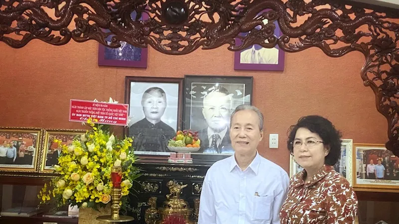Đồng chí Tô Thị Bích Châu cùng gia đình tham quan phòng trưng bày thân thế và sự nghiệp Luật sư Nguyễn Hữu Thọ tại nhà riêng. Ảnh: hcmcpv