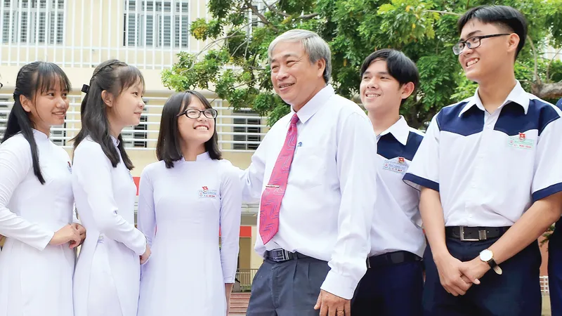 Thầy Bùi Trí Hiệp và học sinh Trường THPT Mạc Đĩnh Chi. Ảnh: THANH HÙNG