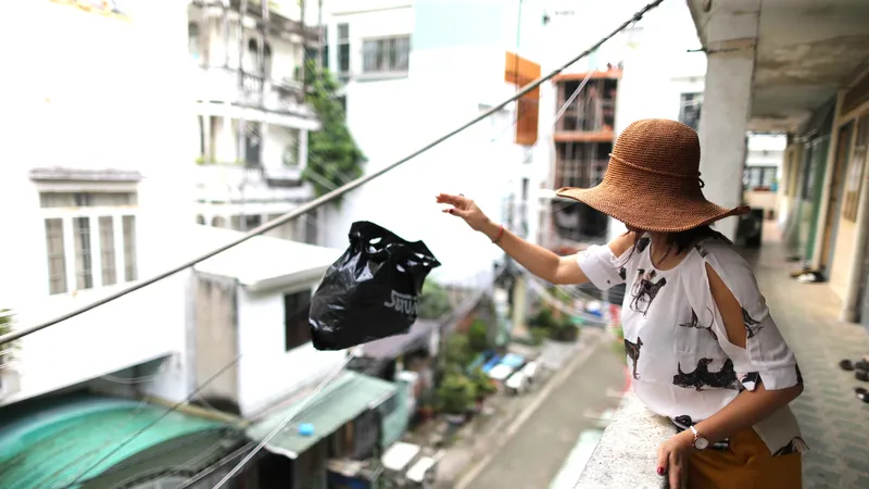 Vứt rác vô tội vạ từ chung cư xuống đất. Ảnh: DŨNG PHƯƠNG