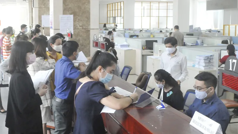 Làm hồ sơ thuế tại Cục Thuế TPHCM. Ảnh: CAO THĂNG