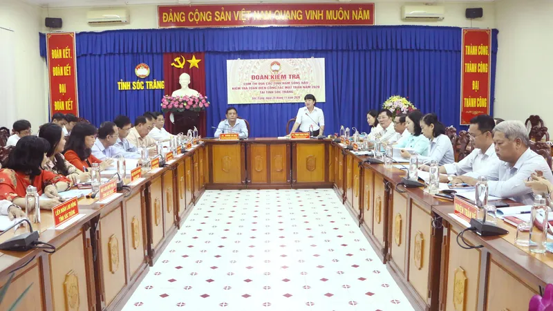 Các đại biểu tham dự buổi kiểm tra