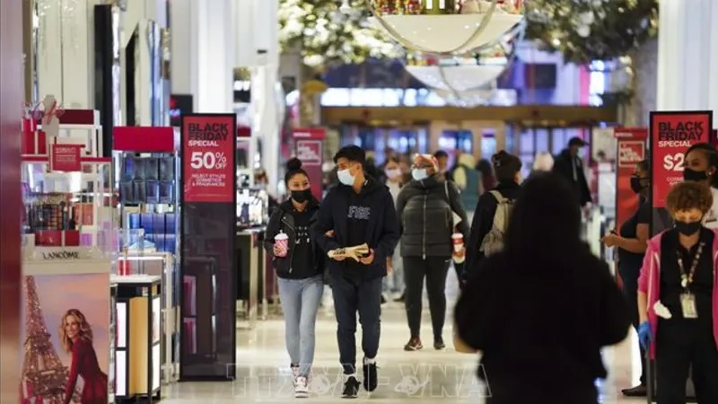 Người dân chọn mua hàng sale trong ngày Black Friday tại cửa hàng của Hãng Macy ở New York, Mỹ ngày 27-11-2020. Ảnh: THX/TTXVN