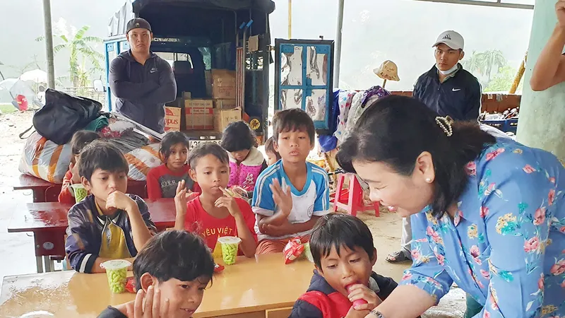 Phó Tổng Biên tập Báo SGGP Lý Việt Trung trao sách, vở mới cho học sinh Trường Tiểu học Trà Lâm (Quảng Ngãi)