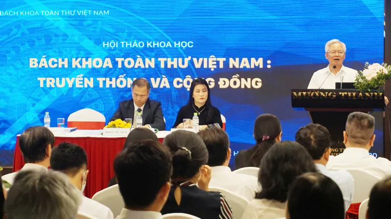 PGS-TS Tạ Ngọc Tấn trình bày ý kiến tại hội thảo khoa học 