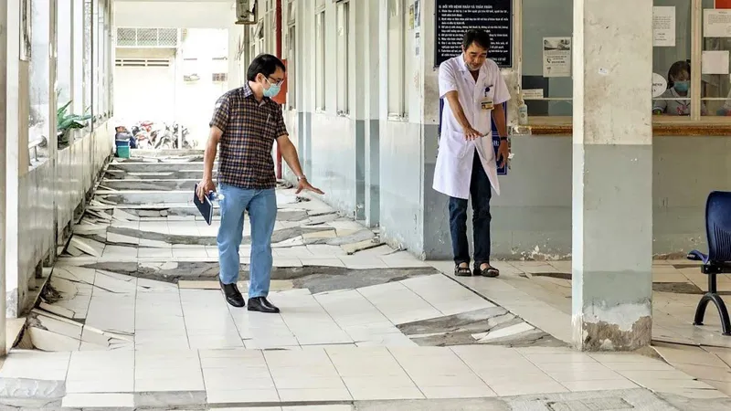 Bác sĩ CKII Huỳnh Thanh Hiển (phải) phản ánh tình trạng xuống cấp tại cơ sở nội trú Lê Minh Xuân (huyện Bình Chánh). Ảnh: HOÀNG HÙNG