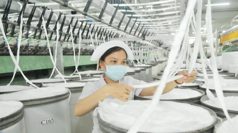 Sơ chế sợi tại Tổng Công ty cổ phần Phong Phú. Ảnh CAO THĂNG