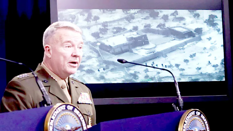 Tướng Kenneth McKenize trong một chuyến thăm Iraq