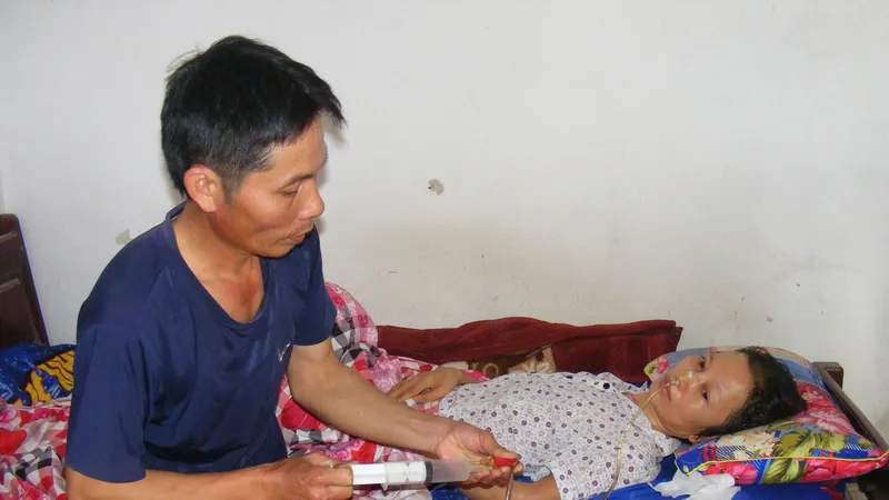 Anh Thủy không thể đi làm xa, chỉ quanh quẩn làm thuê trong làng, trong xã để còn chăm sóc vợ