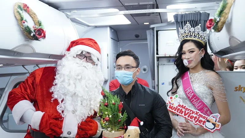 Cùng Hoa hậu Việt Nam Đỗ Thị Hà đón Giáng sinh cổ tích trên độ cao 10.000m