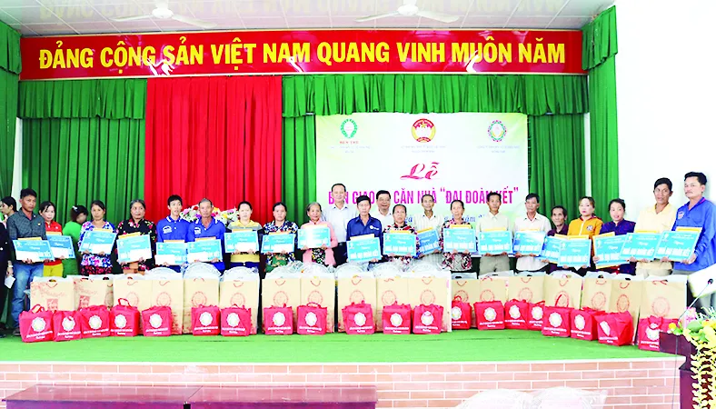 Công ty TNHH MTV Xổ số kiến thiết Đồng Tháp phối hợp Công ty TNHH MTV Xổ số kiến thiết Bến Tre trao nhà tình thương