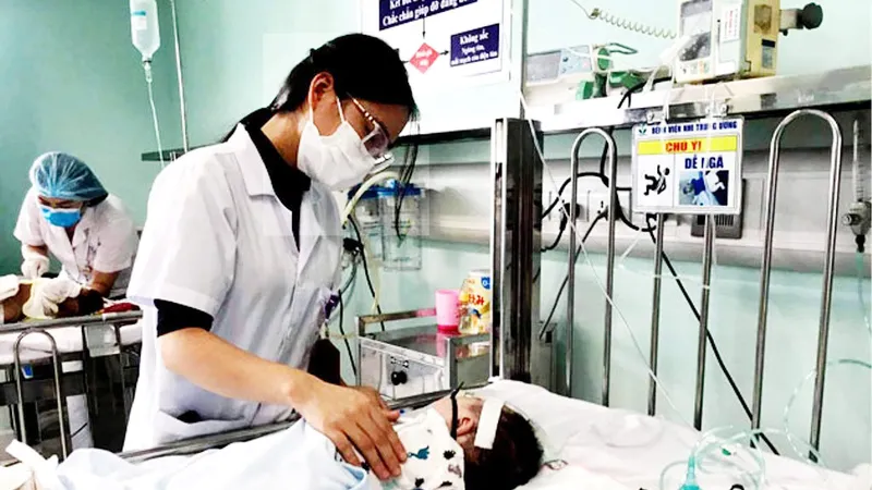 Trẻ nhỏ mắc cúm đang được điều trị tại Bệnh viện Nhi Trung ương. Ảnh: QUỐC KHÁNH