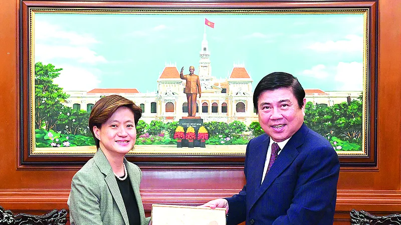 Chủ tịch UBND TPHCM Nguyễn Thành Phong tặng quà lưu niệm Đại sứ Singapore Catherine Wong. VIỆT DŨNG