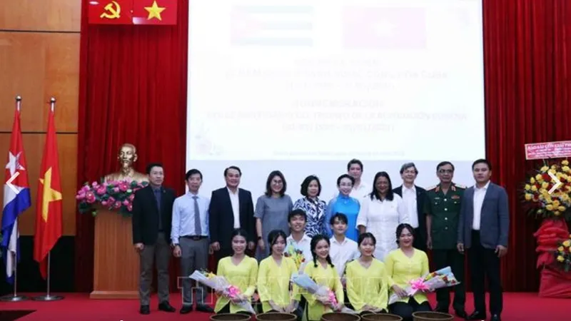Các đại biểu dự lễ kỷ niệm chụp ảnh lưu niệm cùng các sinh viên đội văn nghệ. Ảnh: TTXVN