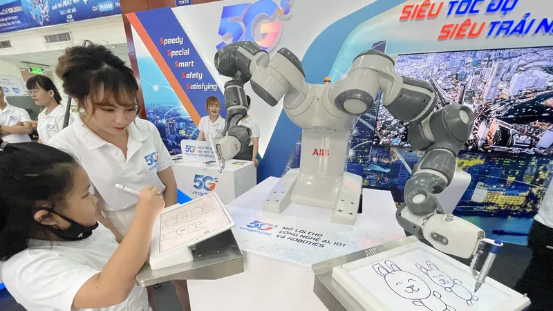 Trình diễn cánh tay robot qua 5G. Ảnh: T.Ba