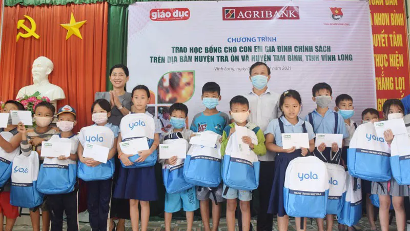 Trao học bổng cho 100 học sinh gia đình chính sách tại Vĩnh Long