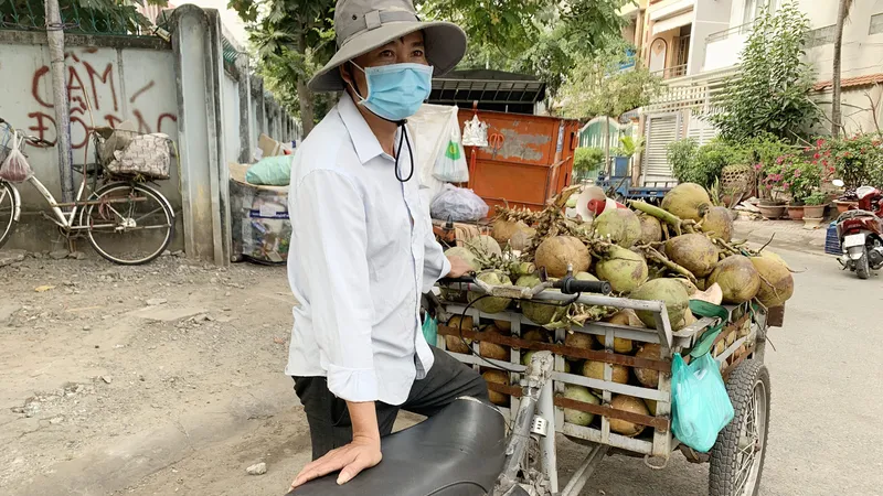 Phương tiện xe máy cũ nát vẫn được sử dụng để vận chuyển hàng hóa. Ảnh: CHÍ THẠCH