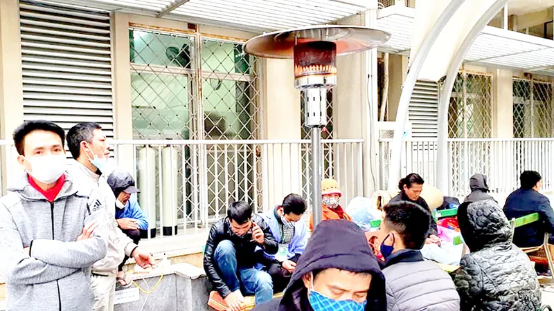 Cây sưởi bằng gas được đặt trong khuôn viên Bệnh viện Bạch Mai giúp người nhà bệnh nhân bớt lạnh giá