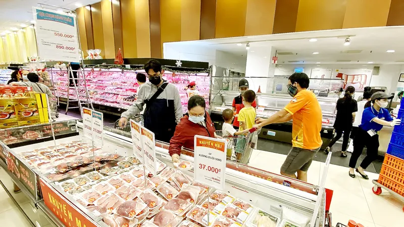 Mua thịt heo tại AEON Tân Phú, TPHCM. Ảnh: CAO THĂNG