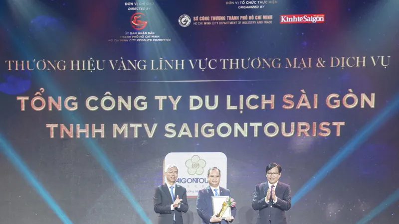Ông Nguyễn Bình Minh, Tổng Giám đốc Saigontourist Group nhận giải Thương hiệu Vàng TPHCM năm 2020