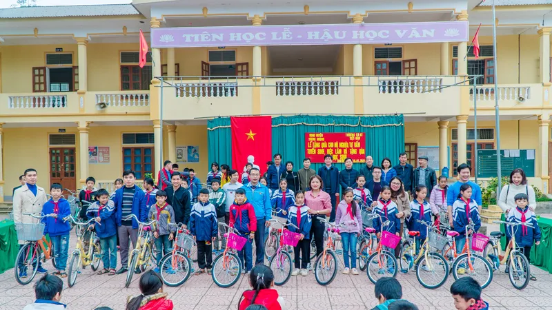 Hội sinh viên Trường Cao đẳng kỹ thuật công nghiệp Việt Nam – Hàn Quốc tặng xe đạp cho học sinh Trường THCS Tam Đình (Tương Dương, Nghệ An)