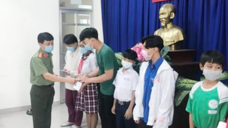 Tặng học bổng cho con em gia đình chính sách tại TPHCM