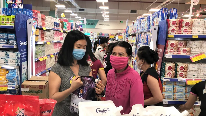 Hàng giảm giá được người tiêu dùng chọn mua tại Co.opmart