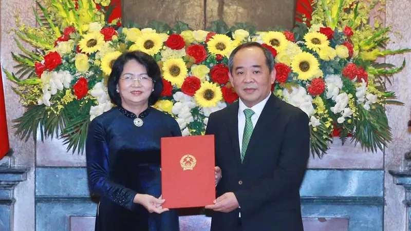 Phó Chủ tịch nước Đặng Thị Ngọc Thịnh trao Quyết định bổ nhiệm chức vụ Chủ nhiệm Văn phòng Chủ tịch nước cho đồng chí Lê Khánh Hải. Ảnh: Phương Hoa - TTXVN