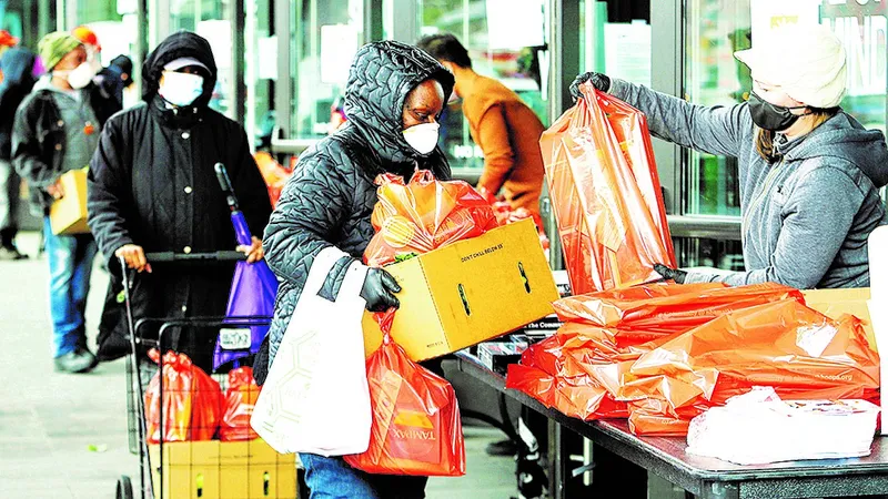 Người nghèo ở New York, Mỹ nhận thực phẩm cứu trợ 