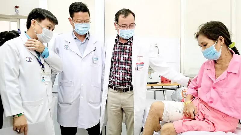 Bác sĩ thăm hỏi chị T. sau ca phẫu thuật thành công