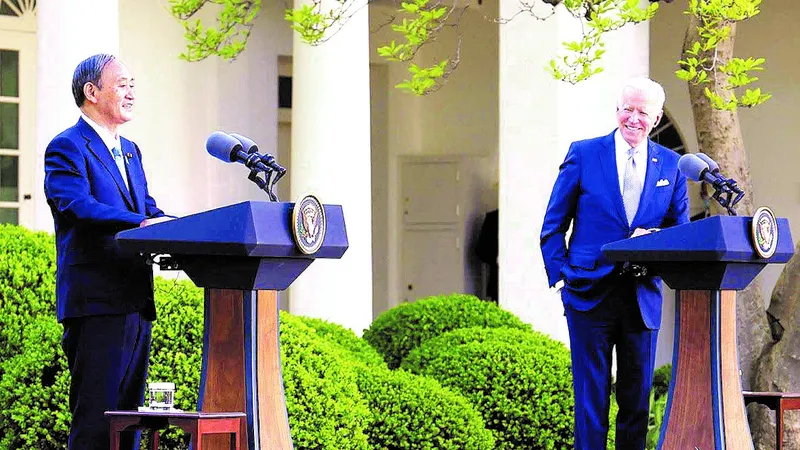 Thủ tướng Yoshihide Suga và Tổng thống Joe Biden trong cuộc họp báo tại Nhà Trắng. Ảnh: Kyodo