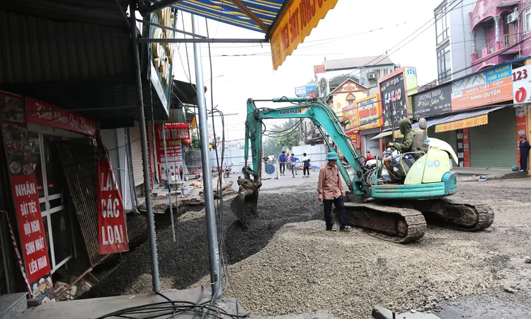 Lực lượng chức năng địa phương đã san lấp hố sâu này